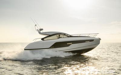 Fairline Targa 40 Motor yacht vs Galeon 470 Skydeck